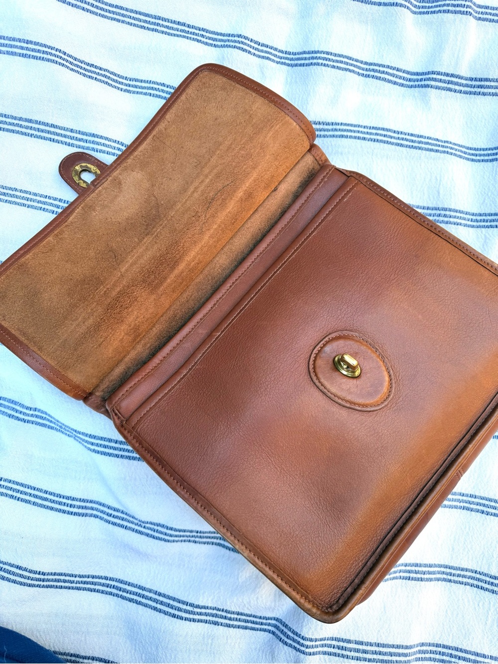 Vintage Coach British Tan Willis Bag - Picture 2 of 11